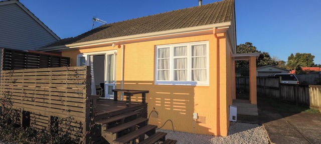 Charming, central 2-bedroom cottage in superb Hamilton East near gardens & cafes