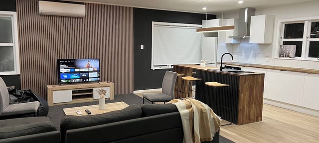 Modern 3-bedroom house, steps away to shopping centre and restaurant/bar.
