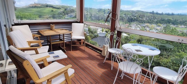 Views, art, comfort, charming house in Nelson. Deck, beautiful garden and lounge