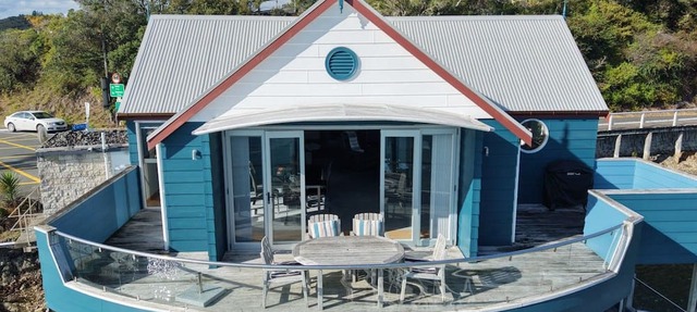 Bay of Islands Boathouse Apartment-The Bridge