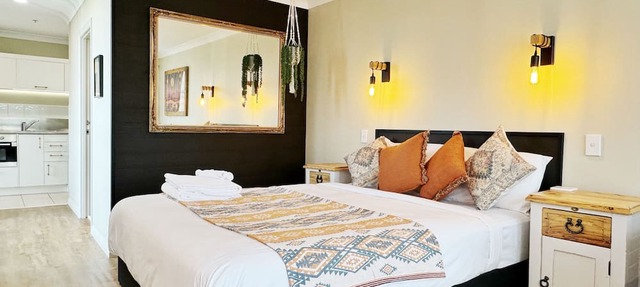 *Free parking, balcony, pool and spa*