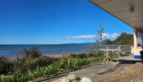 Lorna's SeaShaw - Kiwiana Beach Bach House
