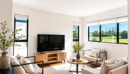 Luxury Coastal 4BR 3BA Villa in Devonport