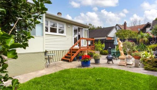 Spacious Family Retreat Near Cornwall Park