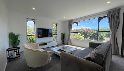 Modern 2BR by Westfield Mall & Free Parking