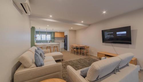 Modern Christchurch 4BR with Balcony Near New Zealand Stadium