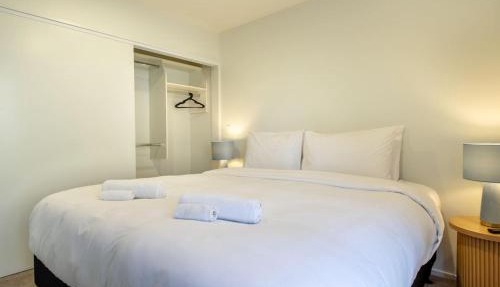Contemporary Townhouse - Near CBD & Gated Parking