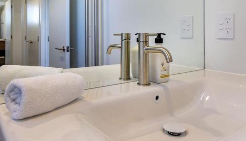 Contemporary Townhouse - Near CBD & Gated Parking