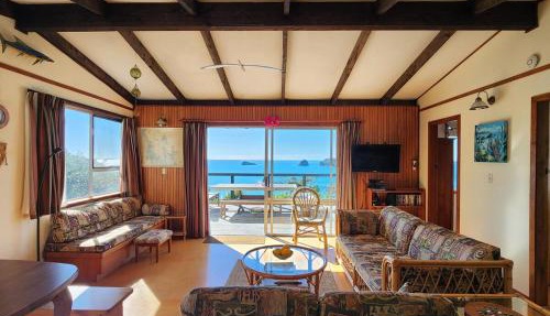 Classic Kiwi Oceanview Bach
