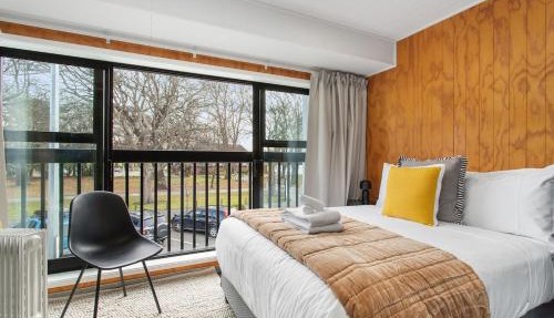 Sunny Escape Steps from Hagley Park & Hospital