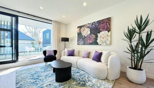 Modern Group-Friendly Townhouse in Auckland