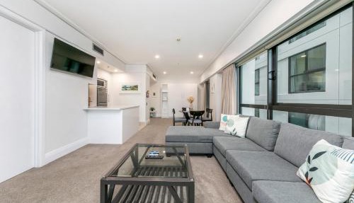 Sunlit Corner Apartment w/Harbour Views
