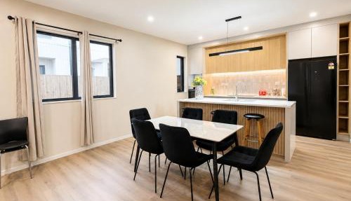 5 Bedrooms Home in Highland Park Auckland Sleeps 10