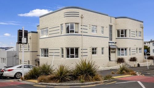 The Deco View- Warm Art Deco Apartment with Garage