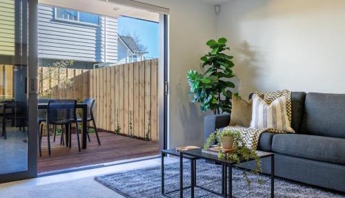 Urban Gated Townhouse - Patio & Parking with EV
