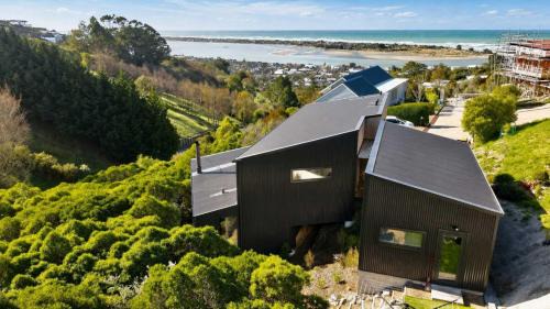 Ocean Views at Rapanui Lodge- 4BR Gem with Parking