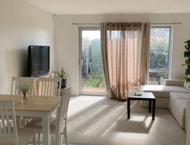 Double room with share bathroom free street parking