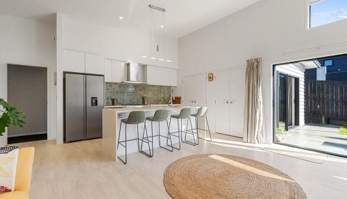 Sun Kissed Stays - Pet Friendly
