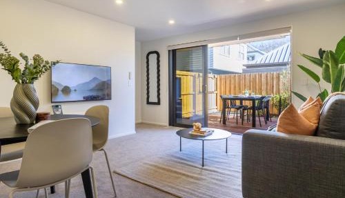Step Into the City - Sleeps 6 & Parking with EV