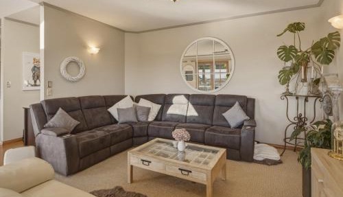 Wisteria Retreat Boutique Stay with Views & Sauna