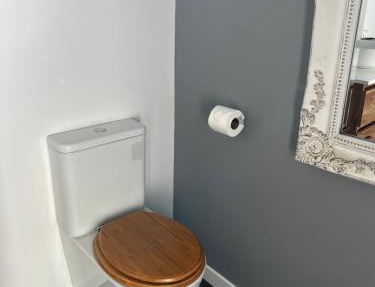 Studio 5- Stylish Stay with Mountain Vista