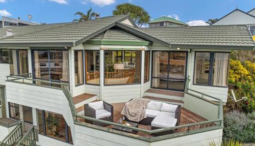 Pet-Friendly Water Views Just 100m to the Estuary