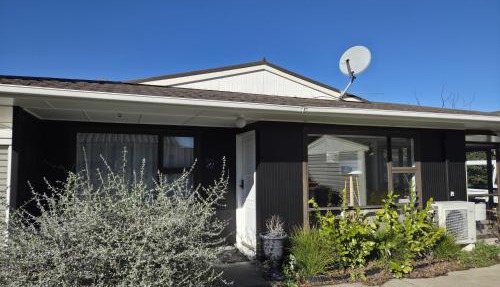 Beautiful Home with Parking Near Airport