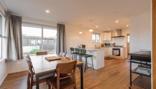 Salt House - Walk to Surf - Sleeps 8