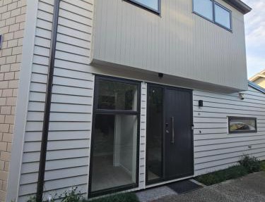 Large bedroom with en-suite in a new house Devonport