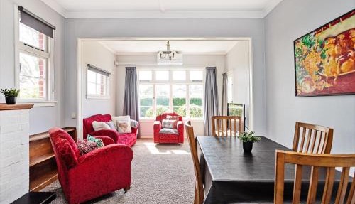 Avenal Retreat - Character Home Near Queens Park