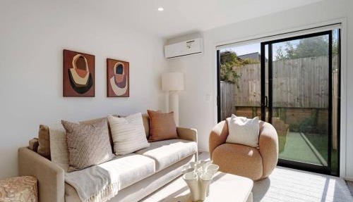 Modern Te Atatu Sanctuary - Air-con and Sofa Bed