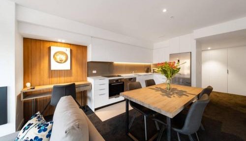 Modern Apartment with Mountain Views-free parking