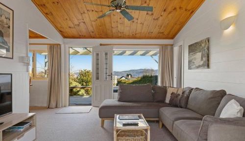 Bellbird Cottage With Lake and Mountain Views