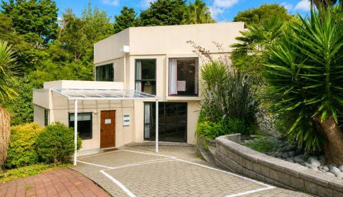 Spacious 6 Bedroom Home with Bush Views
