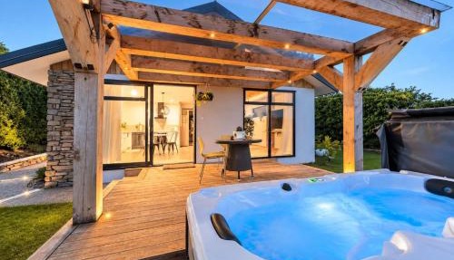 Hamptons Retreat - 1BR with Hot Tub and Fireplace