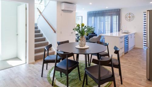 Peaceful 4BR Townhouse - Near Avon River & Garage
