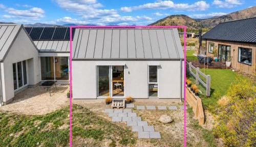 Modern 1-Bedroom Guesthouse with Roys Peak Views