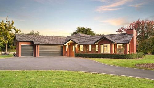 Lifestyle Retreat with Land and Views