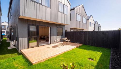 Modern Hobsonville 4 Bedroom Waterfront & Parking
