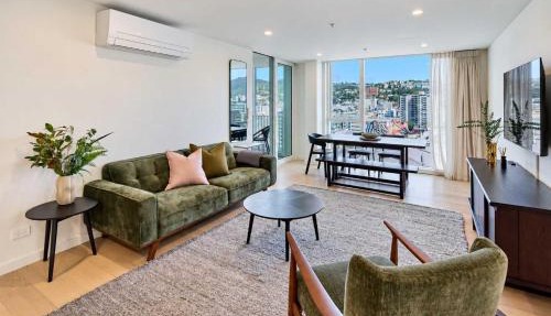 Wellington CBD 3BR with Pool Gym & Views