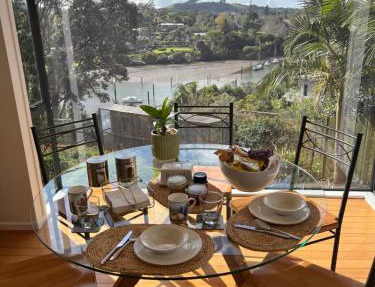 Restful Kerikeri Retreat - Spa, Views and Private Bathroom