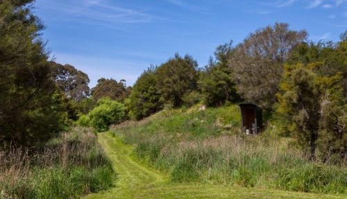 Farmhouse Retreat, Longbush