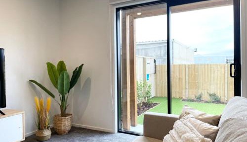 Lincoln Two Bedroom Townhouse with Courtyard and Free Parking
