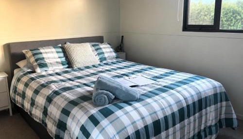 Cozy Matarangi Cabin Garden and Lake views
