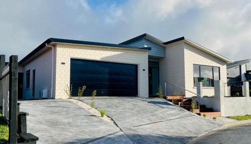 Willow & Light Spacious Warm 4BR Family Retreat