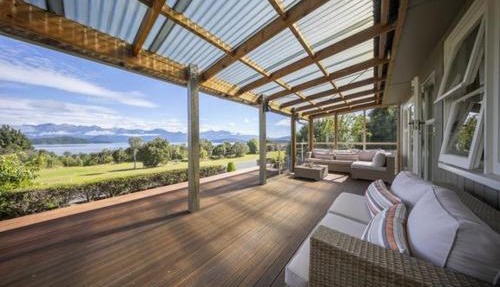 Manapouri Lakefront