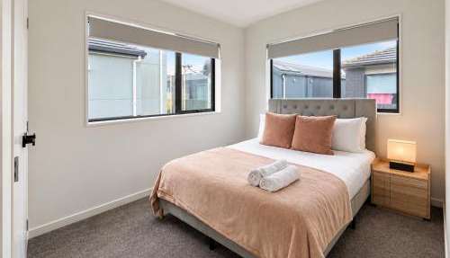 Brand New 3BR v Beach&Train Walk v Courtyard Garage