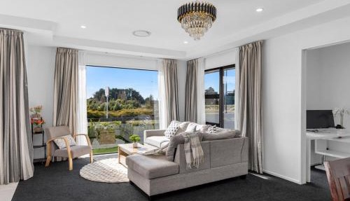 Ataahua a Sunlit 4BR Home that Sleeps 8