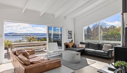 Bayview, Modern, stunning views and Hot Tub