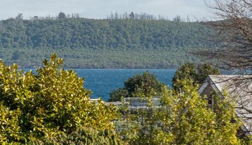 Rainbow Lake House - Lake Taupō Holiday Home